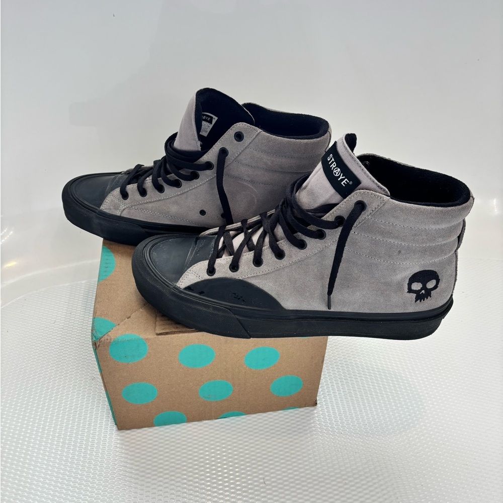 STRAYE Gray and Black Skull High-Top Sneakers